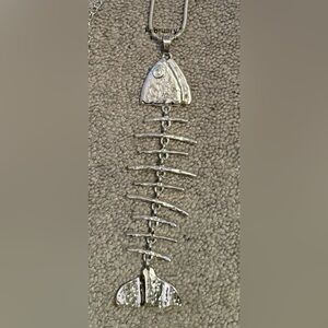 NWOT Wild Blossom Boutique Silver Tone Bony Fish Necklace. Never Worn